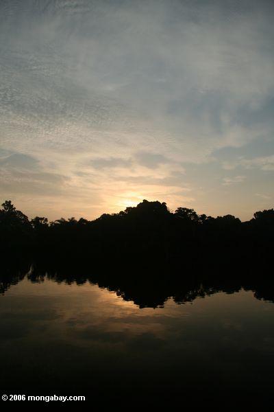 Sunrise na lagoa de Evengue