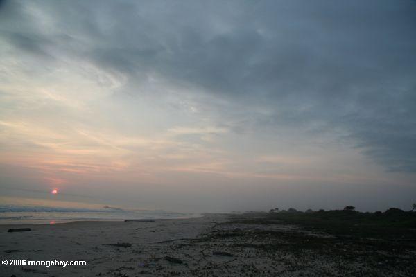 Sonnenuntergang über einem östlichen Atlantik Strand