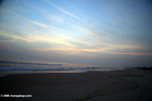 Sonnenuntergang über einem östlichen Atlantik Strand