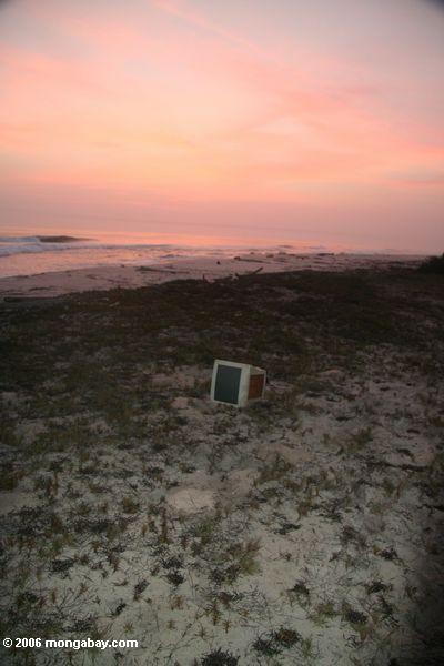 Computer auf einem Remotestrand in Gabun