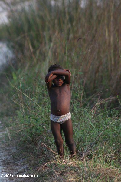 Kind nahe einem Dorf in Gabun