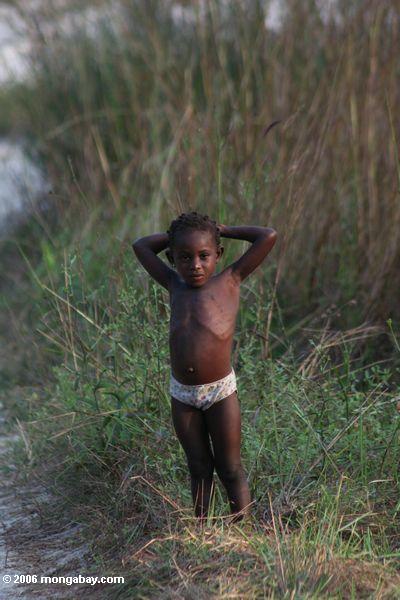 Junges Mädchen nahe einem Dorf in Gabun