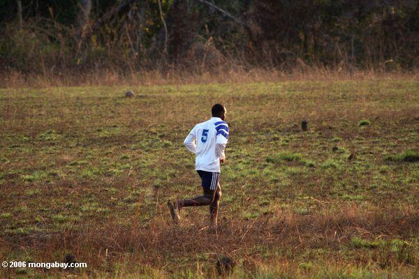 Gabonese Fußballspieler, der läuft, um Loango
