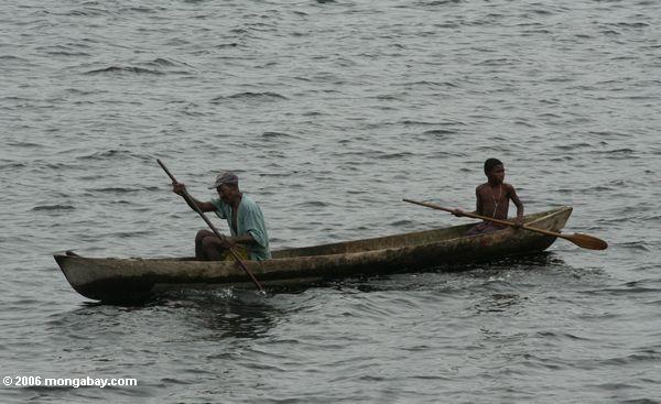 Vater und Sohn, die in einem Dugout-Kanu nahe Loango, Gabun Loango