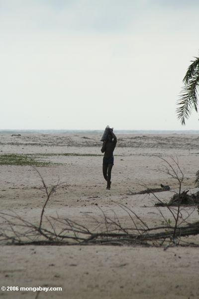 ローカルガボン男はビーチでポイントサンの近くの筋肉を持っている。キャサリン
