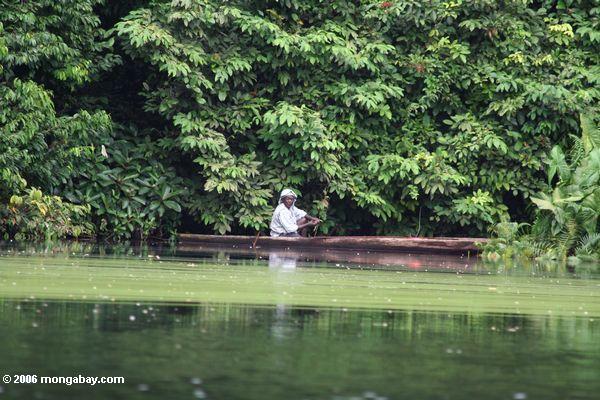 Frau in einem Kanu auf der Mpivie Fluß