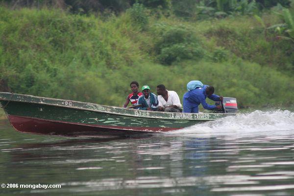 Junge Männer in einer Gaonses speedboat