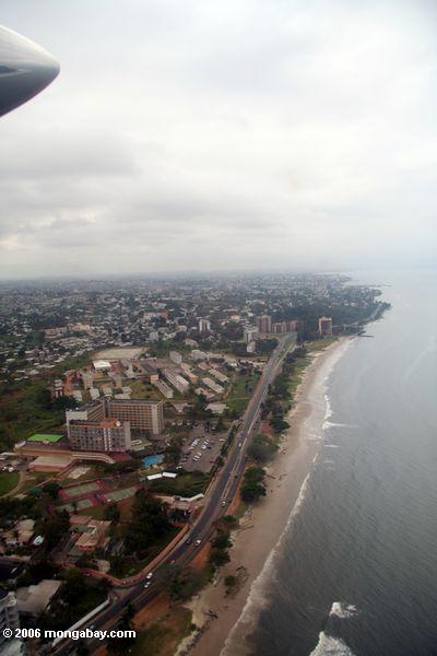 Luftaufnahme des Strandes in Libreville, Gabun