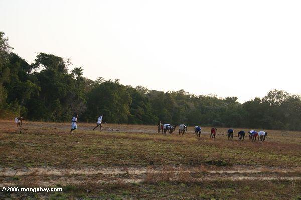 Dorfbewohner, die vor Fußballpraxis Loango