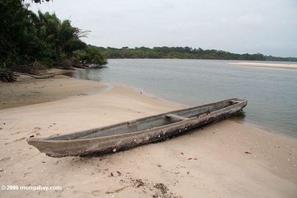 Verlassenes Dugout-Kanu auf Loango Mündung