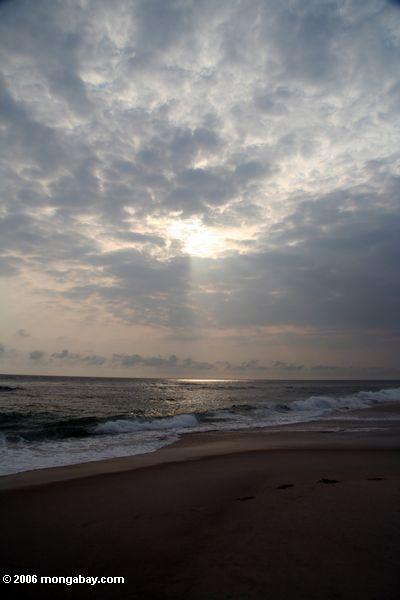 Sonnenuntergang über dem Atlantik auf einem Strand in Gabun