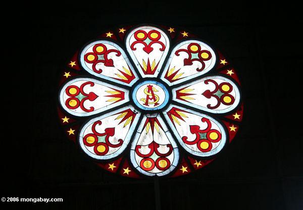 Beflecktes Glasfenster Str. Anne in der Kirche in Gabun
