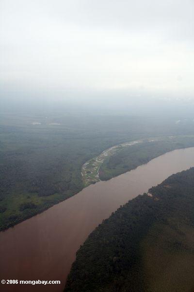 Trockene Führung, die einen Fluß in das rainforest von Gabun Libreville