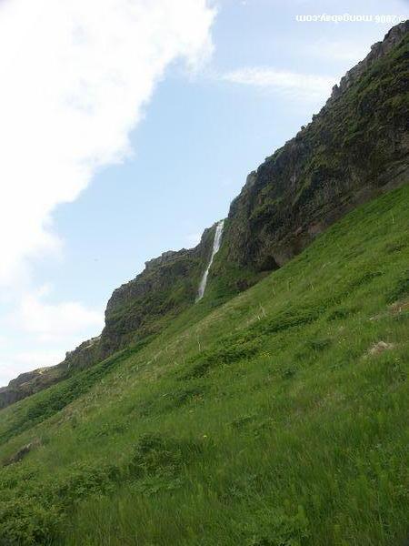 cachoeira pequena perto de Seljalandsfoss