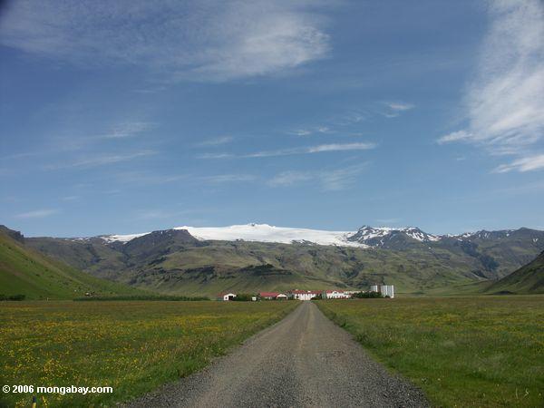 Paisagem montanhosa perto de Vik no sudoeste Islândia