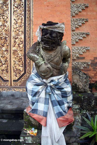 Kriegerstatue bei Puri Saren Agung in Ubud