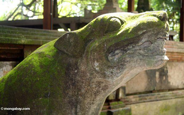 サルでは犬の彫刻された森林銅像