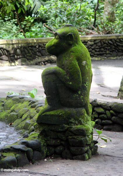 Обезьяна статуя обезьяны в лесу
