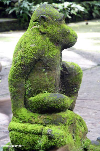 Обезьяна статуя обезьяны в лесу