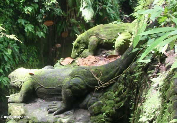 猿の森林トカゲ像を監視する