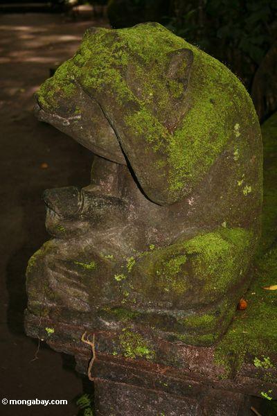 Phallische Statue von einem grossem mit seinen hoofs über seinen Augen im Affe-Wald