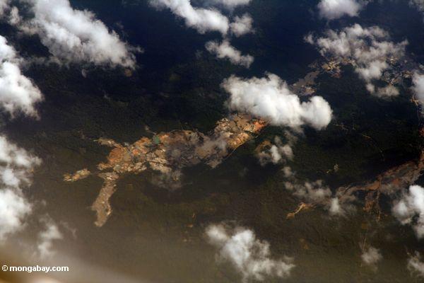 空中写真の北のジャワの近くの小さな規模の採掘
