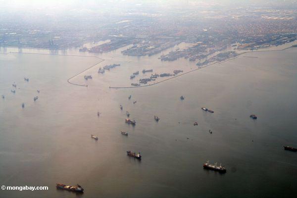 Luftaufnahme der Schiffe, die am Tor von Jakarta Java