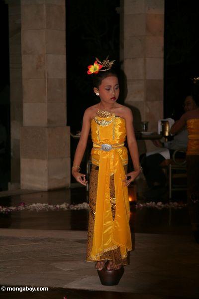 Traditionelle Javanese Tanzleistung durch junges Mädchen