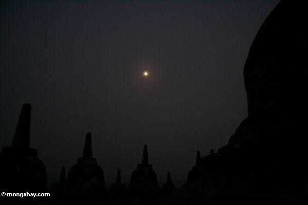 Schattenbild von stupas bei Boboudur mit dem Mond, der in Hintergrund Java