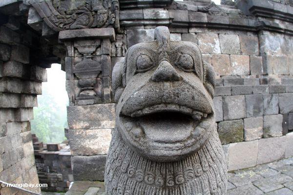 Steinstatuetier bei Borobudur