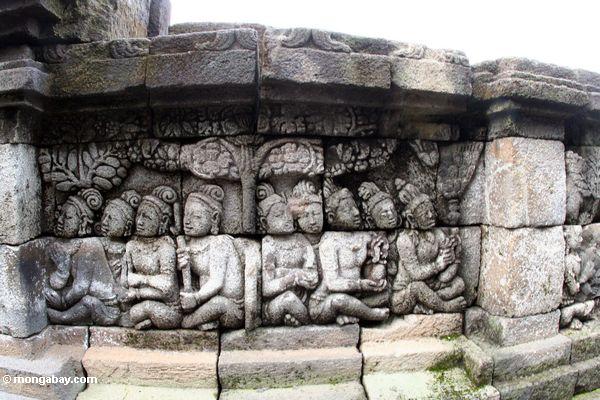 Wall Carvings bei Borobudur, Leute unter Baum