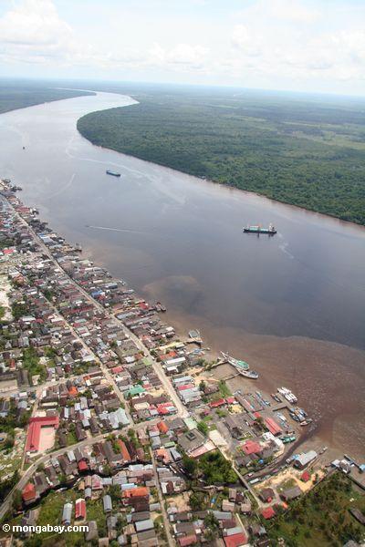 Luftaufnahme das Pangkalanbun und der Kumai Fluß in Kalimantan