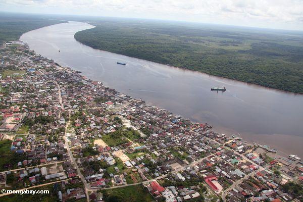 Luftaufnahme der Kumai Fluß und das Pangkalanbun, Kalimantan