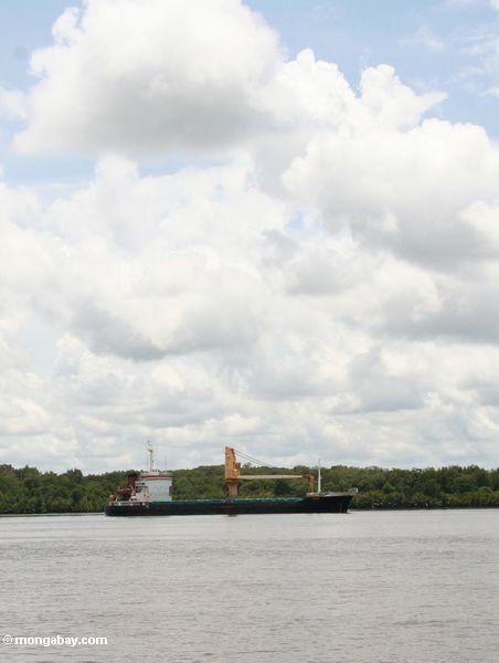 Öltanker im Kumai Fluß