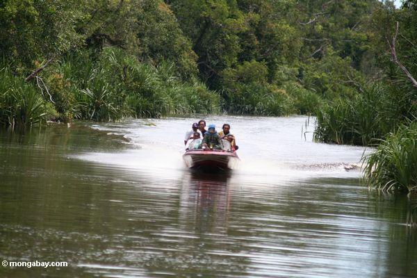 Silikonbergmänner in einem speedboat überschrift upriver zu einer ungültigen gewinnenzone