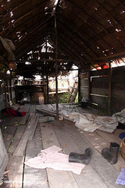 Innere einer verlassenen Kabine außerhalb Tanjung Puting des Nationalparks