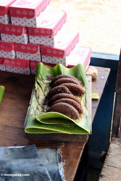 Typische Nahrung gebildet mit schwarzem Reis und Kokosnuß und auf einem Banane Blatt Sulawesi