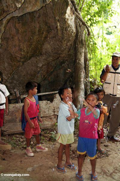 Toraja Kinder, die mit Luftblasen in der Höhle Londa Nanggala Toraja