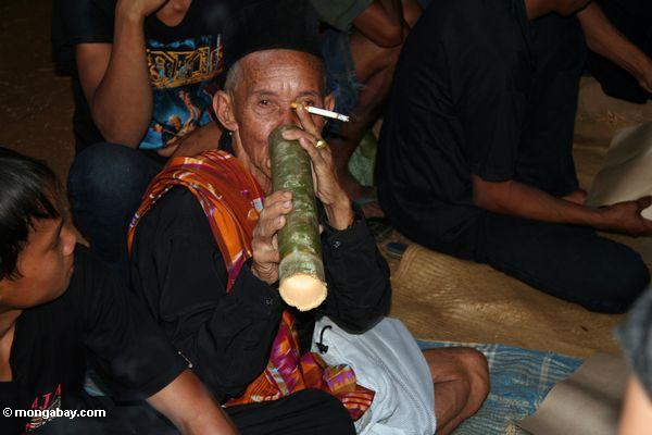 Trinkender Reiswein des alten Mannes am Begräbnis-
