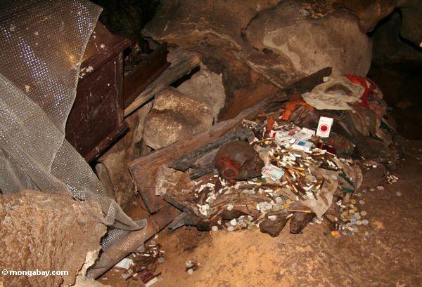 Defekter Sarg in der Höhle bei Londa Nanggala, mit Inhalt auf Fußboden des Höhle
