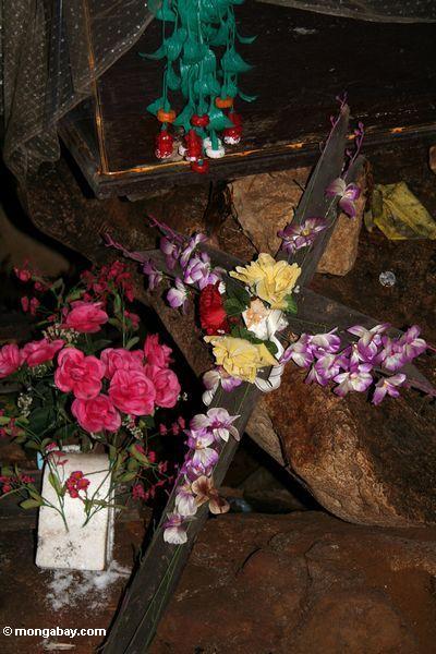 Blumen auf Kreuz am Beerdigung Aufstellungsort in Londa Nanggala höhlen