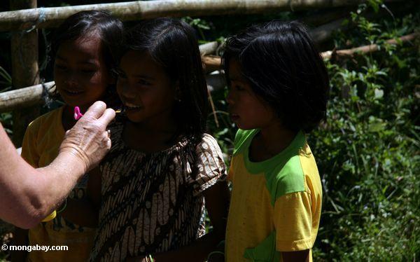 Kleine Mädchen, die mit Luftblasen im Pana Dorf Toraja