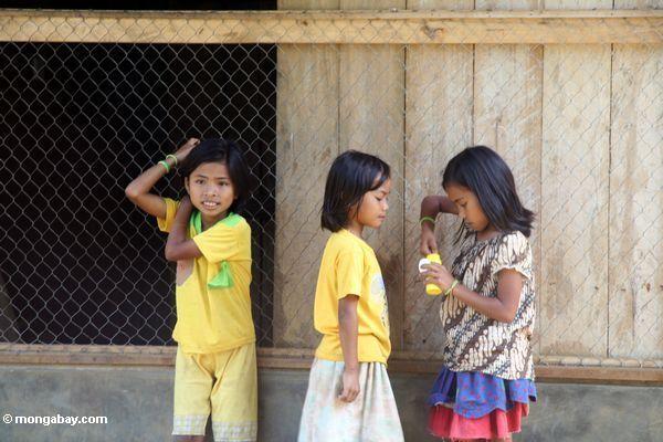 Kleine Mädchen, die mit Luftblasen Pana Toraja