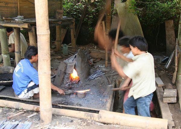 Metallarbeiter, die eine Machete in Form Toraja