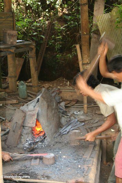 Die Metallarbeiter, die ein Handmesser in Form Toraja