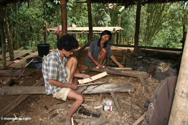 Männer, die Bambushüllen für Handmesser Toraja