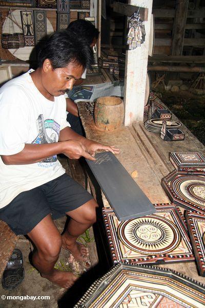 Das Schnitzen der hölzernen Behälter Ketu Kese Toraja