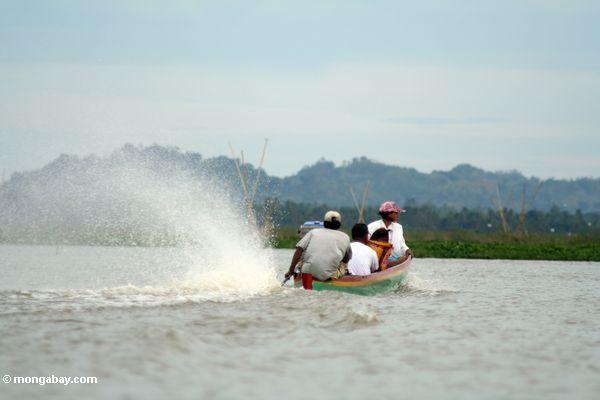 Leute in traditionellem Buginese motorisierten Boot auf See Tempe
