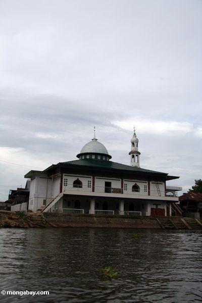 Moschee durch Sengkang Fluß