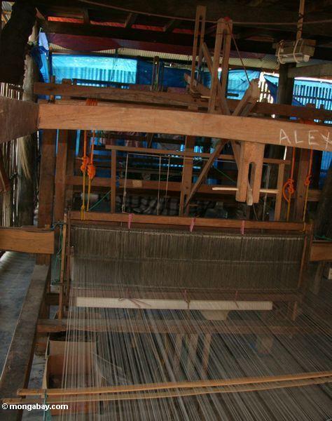 Spinnende Ausrüstung der Seide unter Haus in einem Dorf von Sengkang